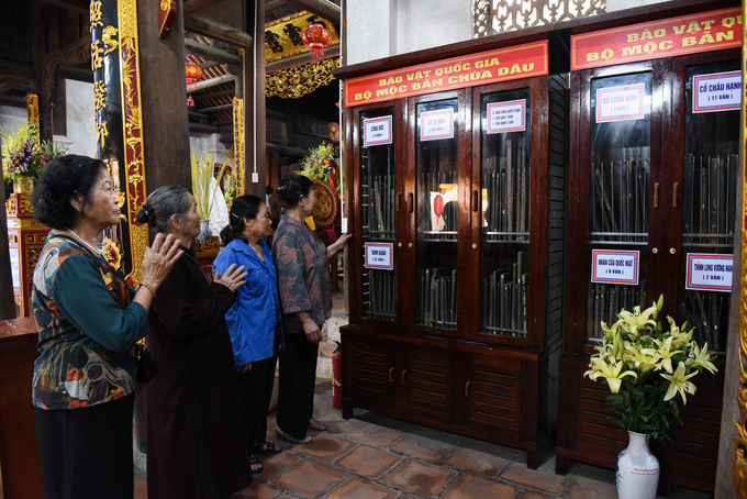 Mộc bản được trưng bày trong tủ kính thu hút nhiều du khách tới tham quan, triển lãm.