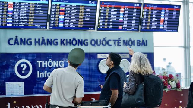 Tăng cường phối hợp với hãng hàng không, đơn vị phục vụ mặt đất nắm bắt sản lượng vận chuyển để xây dựng phương án phân bổ quầy thủ tục, cửa ra tàu bay,...
