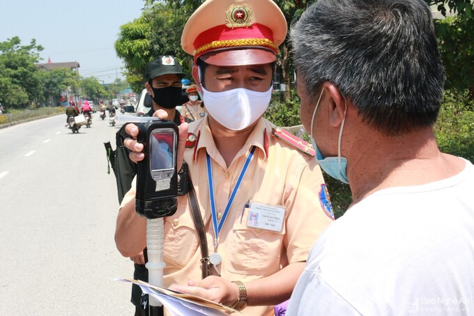 Tuyệt đối “không” sử dụng rượu bia trước khi ngồi vào sau vô lăng