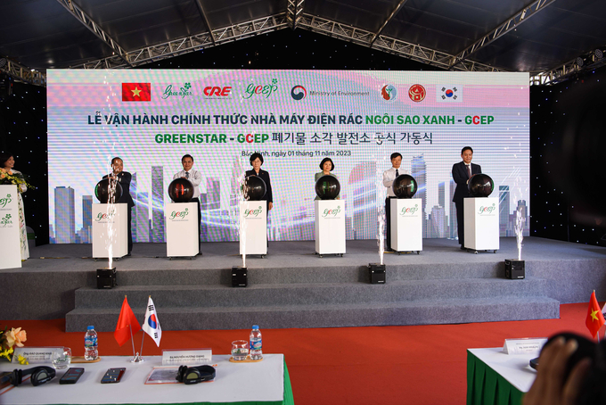 Bộ trưởng Bộ Môi trường Hàn Quốc Han Wha-Jin (thứ 3 từ trái sang), Chủ tịch UBND tỉnh Nguyễn Hương Giang (thứ 3 từ phải sang), Phó Chủ tịch UBND tỉnh Đào Quang Khải (thứ 2 từ phải sang) thực hiện nghi thức nhấn nút vận hành chính thức Nhà máy.