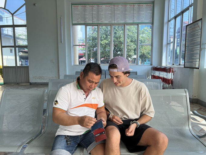 Nhân viên nhà xe Minh Anh trả lại ví cho vị khách nước ngoài.
