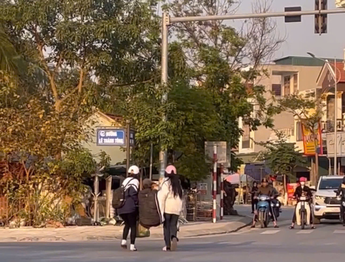 Hai nữ sinh học trên địa bàn thị xã Quảng Yên, Quảng Ninh. Không ngần ngại đã nhanh chóng dựng xe đạp vào lề, giúp đỡ người khuyết tất.