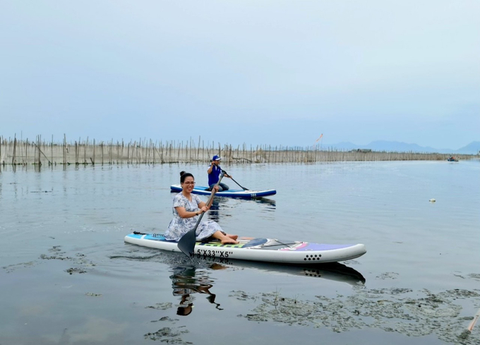 Trải nghiệm chèo SUP trên phá Tam Giang.