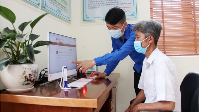 Phường Dĩnh Kế (TP Bắc Giang) hướng dẫn người dân sử dụng dịch vụ công trực tuyến