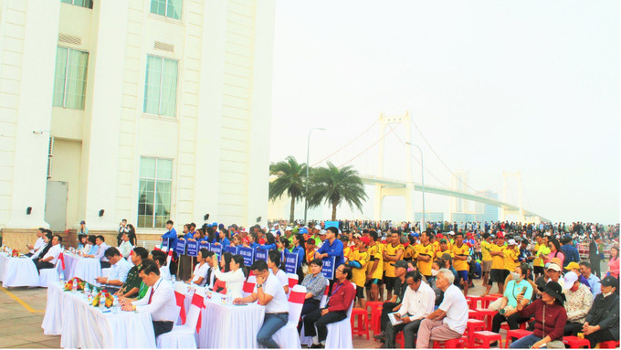 Quang cảnh Đại biểu, Vận động viên tham dư giải đua thuyền truyền thống 2023 (ảnh T.N)