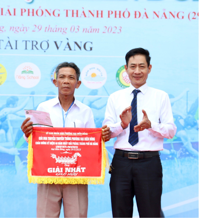 Đồng chí Ngyễn Văn Ngọc - Bí thư Đảng ủy - Phường Nại Hiên Đông, quận Sơn Trà trao giải nhất giao hữu (Ảnh: ĐB)