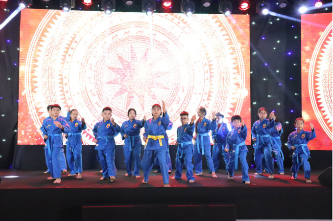 Những học sinh khóa đầu tiên của trường Liên cấp FPT Bắc Ninh trình diễn tiết mục Vovinam tại lễ khai giảng