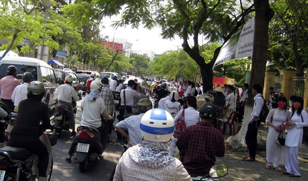 Cảnh học sinh ra về, phụ huynh đến đón dừng phương tiện không đúng nơi quy định gây ùn tắc