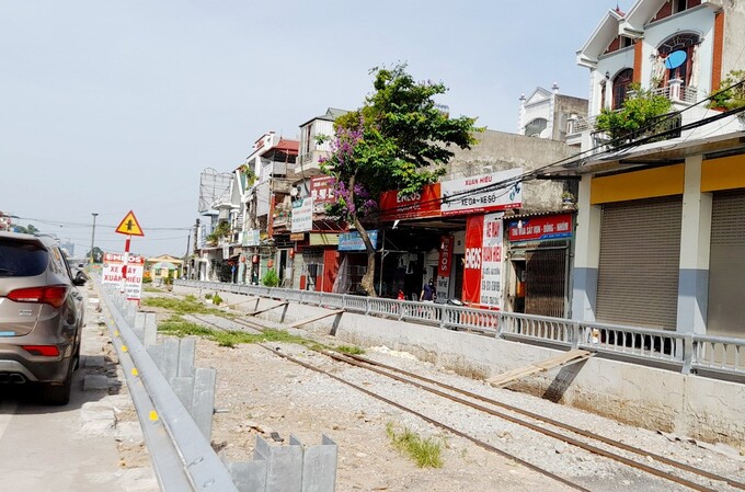 Hàng loạt ván gỗ được đặt bên lan can