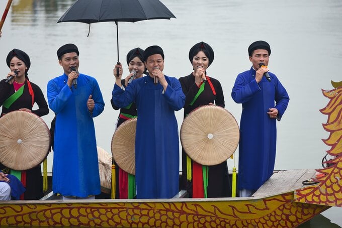 Trình diễn quan họ trên thuyền - nét văn hóa đặc sắc.
