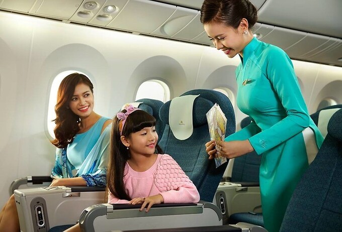 Vietnam Airlines được đánh giá là hãng hàng không hàng đầu về quan tâm chăm sóc đối tượng khách hàng là trẻ em. Theo đó, mỗi chuyến bay của Vietnam Airlines chỉ vận chuyển 16 trẻ em, nếu quá số trẻ hành khách sẽ được yêu cầu chuyển chuyến bay khác. Trẻ dưới 11kg được vẫn chuyển miễn phí xe nôi, khách hàng đăng ký dịch vụ ít nhất 24 giờ trước khi khởi hành. Bên cạnh đó, Vietnam Airlines còn cung cấp suất ăn đặc biệt cho trẻ em, tuy nhiên dịch vụ này phụ thuộc vào khả năng cung ứng của từng đường bay. Đáng chú ý, Vietnam Airlines còn có dịch vụ đi một mình cho trẻ em từ 2 - 12 tuổi không có người lớn đi cùng.