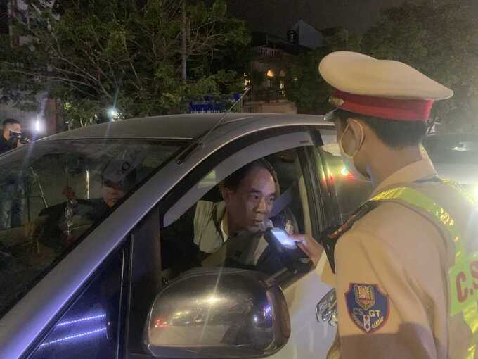 Lực lượng CSGT kiểm tra nồng độ cồn để ngăn ngừa TNGT. Ảnh: Nguyễn Duy