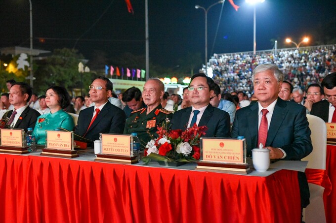Chủ tịch Ủy ban Trung ương Mặt trận Tổ quốc Việt Nam Đỗ Văn Chiến cùng các lãnh đạo tham dự Lễ công bố Nghị quyết của Ủy ban Thường vụ Quốc hội về việc thành lập thị xã Quế Võ và các phường thuộc thị xã Quế Võ, tỉnh Bắc Ninh.