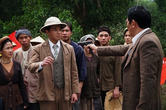 Diễn viên trẻ Nguyễn Thanh Tuấn (đội mũ trắng) trong vai Tổng Bí thư Nguyễn Văn Cừ.