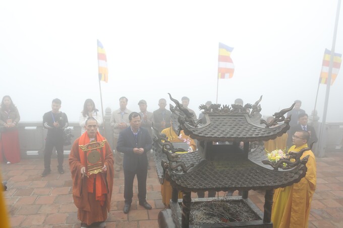 Thượng tọa Thích Thanh Vịnh, Phó trụ trì chùa Vĩnh Nghiêm cùng các lãnh đạo tỉnh Bắc Giang làm lễ dâng mộc bản vào chùa Thượng Tây Yên Tử.