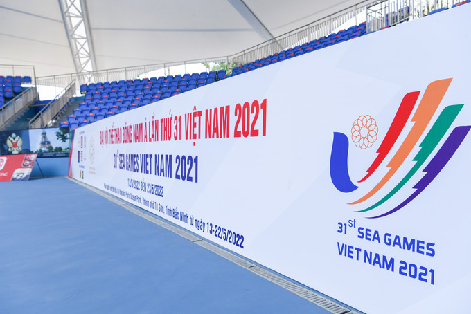 Biển quảng cáo SEA Games 31 được lắp đặt chỉnh trang tại sân tổ hợp thi đấu.