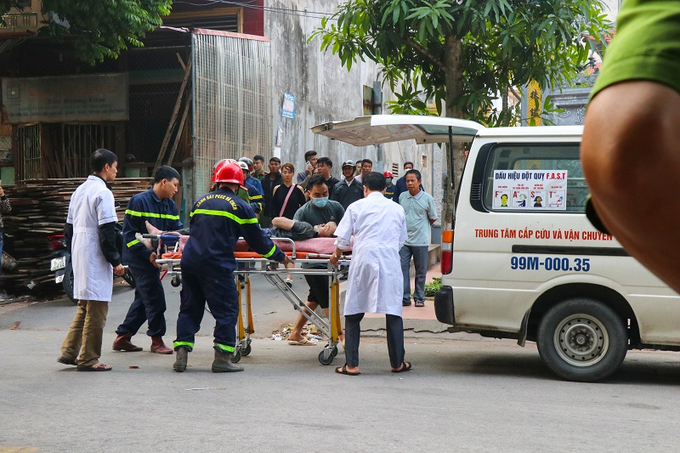Lực lượng chức năng phối hợp đưa người bị nạn ra khỏi hiện trường và đưa đi cấp cứu.