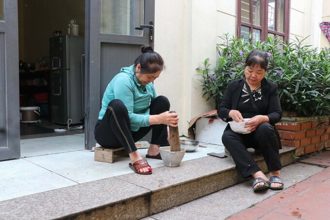 Do nhà bị sạt lở khiến nhiều hộ gia đình phải đến nhà văn hóa khu phố Vạn Phúc sinh sống tạm trong lúc chờ cơ quan chức năng tiến hành lên phương án hỗ trợ.