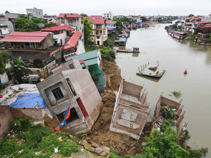 Sau khi nhận tin báo từ người dân, chính quyền địa phương đã di tản nhiều hộ dân ở khu vực này và cắm biển cảnh báo khu vực nguy hiểm để đảm bảo an toàn.