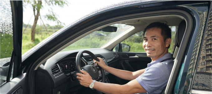 Một tài xế lái xe Volkswagen