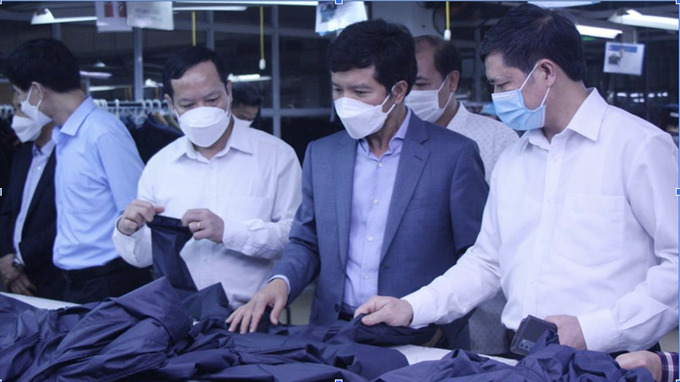 Đồng chí Nghiêm Xuân Hưởng, Phó Chủ tịch HĐND tỉnh (thứ 3 từ phải sang) và thành viên đoàn giám sát chuyên đề về công tác đào tạo nghề khảo sát thực tế tại Công ty cổ phần Tổng Công ty May Bắc Giang LGG (Lạng Giang)