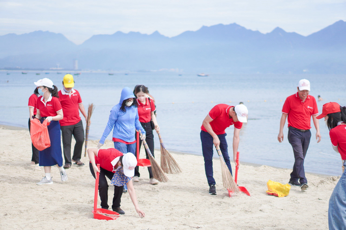 Hoạt động nằm trong chương trình Let’s Go Green with SeABank - Ocean Cleanup của Ngân hàng nhằm giữ gìn vệ sinh các bờ biển, bảo vệ đại dương hướng tới phát triển bền vững