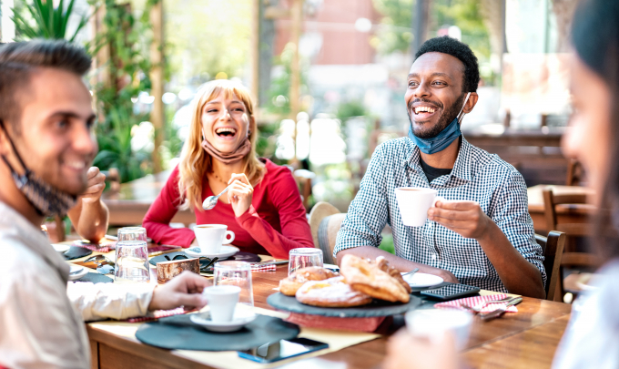 Tại Italy, một số người thích dùng thêm bánh su kem, bánh pizza nhỏ hoặc bánh bột chiên khi dùng cà phê Espresso và trò chuyện giữa các bữa ăn