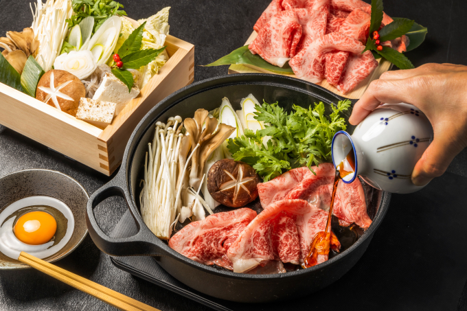 Khác với shabu shabu, nước dùng của sukiyaki có phần đậm đà hơn cùng nguyên liệu được ăn kèm với trứng
