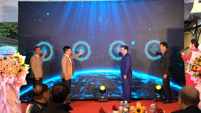Đại diện lãnh đạo Sở KH&CN và lãnh đạo các đơn vị trực thuộc Sở nhấn nút khai trương Văn phòng.