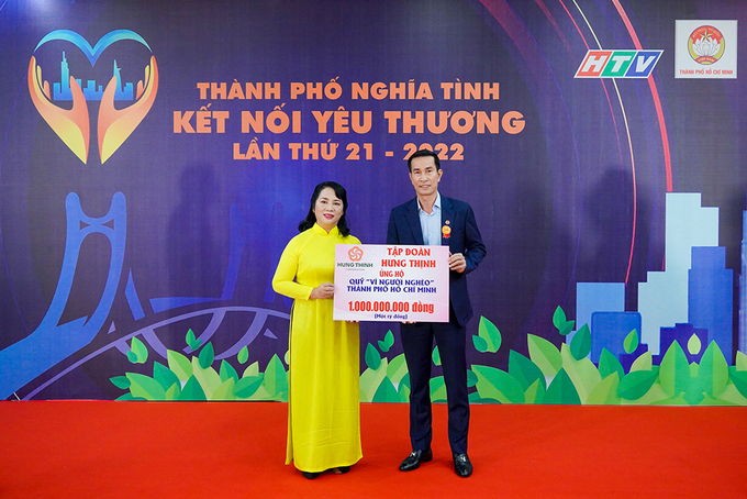 Ông Cao Minh Hiếu – Phó Tổng Giám đốc Tập đoàn Hưng Thịnh trao bảng ủng hộ 1 tỷ đồng cho bà Trần Kim Yến - Chủ tịch Uỷ ban MTTQ Việt Nam TP.HCM – Đại diện Quỹ “Vì người nghèo” TP.HCM