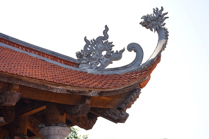 Khu di tích Chiến thắng Xương Giang có 1 ngôi đền cổ nằm ở phía Tây Bắc trong thành, nhưng đến những năm 1970-1980, ngôi đền đã bị đổ nát. Sau này, người dân địa phương có dựng lại 1 ngôi đền nhỏ trên nền đất cũ.