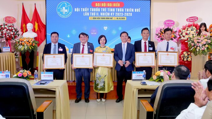 Tặng Bằng khen cho cá nhân có thành tích xuất sắc.