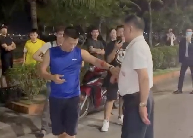 Trưởng Công an phường Bãi Cháy giằng co với người dân