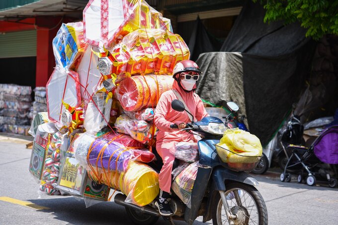 Trải qua 2 năm khó khăn do dịch bệnh COVID-19, các hoạt động sản xuất, mua bán tại làng mã Song Hồ đang dần hồi phục. Ngay sau ngày Rằm tháng 7 và lễ Vu Lan, các hộ gia đình lại chuẩn bị làm hàng phục vụ cho dịp Tết Nguyên Đán.