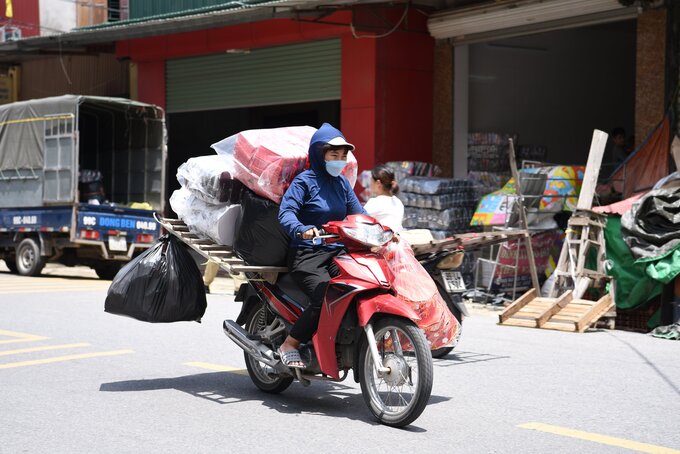 Khắp đường làng ngõ xóm, các xe chở sản phẩm vàng mã nối đuôi nhau chuyển hàng hóa đến nơi mua, bán.