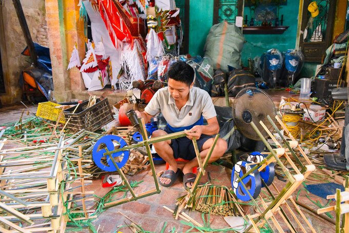 Không chỉ nổi tiếng với tranh dân gian Đồng Hồ, xã Song Hồ, huyện Thuận Thành, tỉnh Bắc Ninh còn được biết tới là “đại công xưởng' sản xuất vàng mã lớn nhất cả nước. Do nhu cầu mua sắm mặt hàng này tăng cao những ngày cận Rằm tháng 7 và dịp lễ Vu Lan báo hiếu, thương lái từ khắp nơi đổ về đây nhập hàng, kịp phục vụ nhu cầu của người dân.