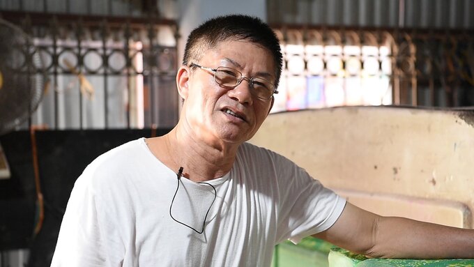 Ông Nguyễn Như Khoái - người có thâm niên 20 năm trong nghề làm vàng mã tại xã Song Hồ (Thuận Thành, Bắc Ninh) cho biết, cận ngày lễ Vu Lan, Rằm tháng 7, khách hàng liên tục gọi hối thúc sản phẩm. Năm nay, do giá nguyên vật liệu nhập vào đắt đỏ nên giá các mặt hàng cũng tăng thêm từ 10-20% so với năm ngoái.