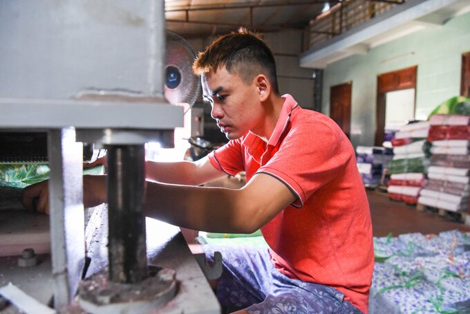 “Để làm ra được chiếc áo mã chúng sinh đến tay người tiêu dùng, mỗi người thợ phải rất tỉ mỉ từ khâu cắt, dập, dán... rồi mang cho những người thợ thủ công trong làng, gập đóng thành phẩm hoàn chỉnh giao đến tay thương lái. Mỗi ngày gia đình tôi làm được khoảng 30 vạn chiếc áo mã chúng sinh nhờ áp dụng khoa học kỹ thuật vào sản xuất”- anh Nguyễn Như Hà thôn Đạo Tú, xã Song Hồ (Thuận Thành, Bắc Ninh) chia sẻ.