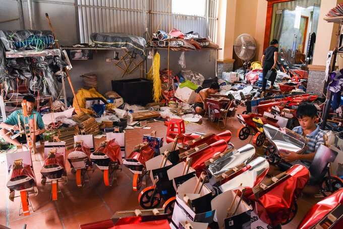 Mẫu sản phẩm vàng mã mới nhất năm nay có lẽ là những chiếc ôtô, xe đạp địa hình được bán với giá khoảng 300.000 đồng. Theo chủ cơ sở, sản phẩm này có giá cao do có nhiều chi tiết, bỏ ra nhiều công sức mới hoàn thành.