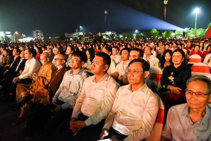 Đông đảo người dân đến tham dự buổi lễ