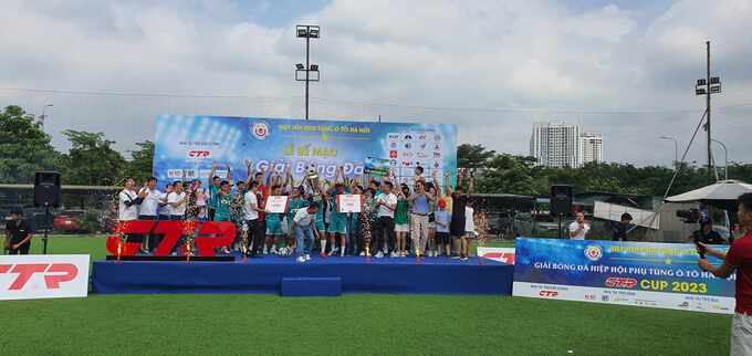 Trao cúp cho nhà vô địch