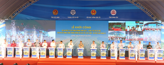 Thủ tướng và lãnh đạo các bộ ngành, địa phương bấm nút khởi công dự án vành đai 4 - Vùng thủ đô, tại xã Song Phương, huyện Hoài Đức, Hà Nội, ngày 25/6