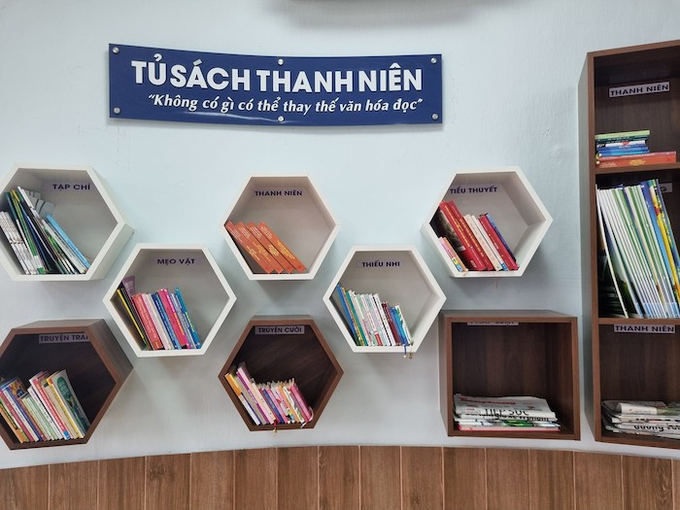 Trưng bày hàng trăm cuốn sách, báo phục vụ nhu cầu người dân và hành khách.