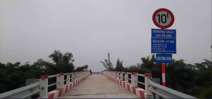Cầu Ông BÌnh có chiều dài hơn 125m, chiều rộng 3,5m gồm 5 nhịp.