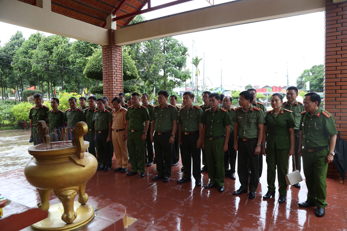 Đoàn dâng hương tưởng nhớ các anh hùng liệt sỹ.