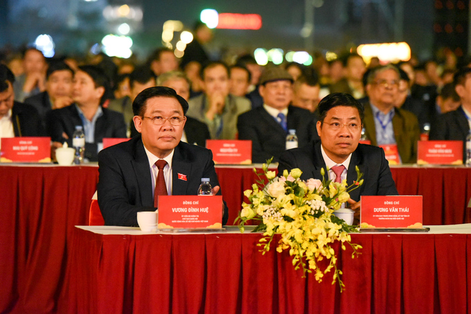 Cùng dự có các đồng chí Ủy viên T.Ư Đảng: Bùi Văn Cường, Tổng Thư ký Quốc hội, Chủ nhiệm Văn phòng Quốc hội, Bí thư Tỉnh ủy Bắc Giang Dương Văn Thái...