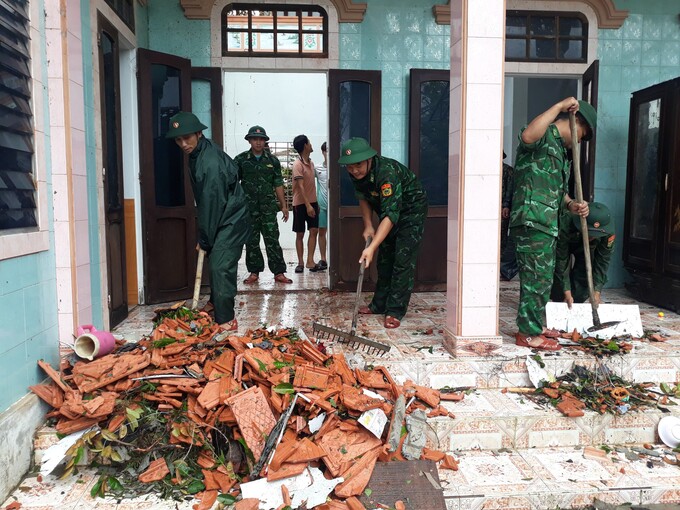 Bộ đội giúp dân dọn dẹp, khắc phục hậu quả