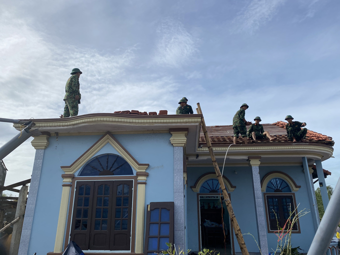 Lực lượng BĐBP đã kịp thời có mặt từ sáng sớm, giúp dân khắc phục hậu quả.