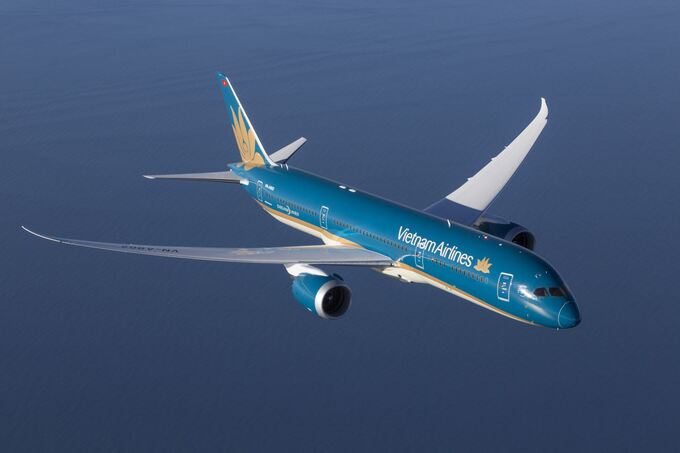 Máy bay Vietnam Airlines hạ cánh khẩn cấp tại Dubai cấp cứu hành khách.