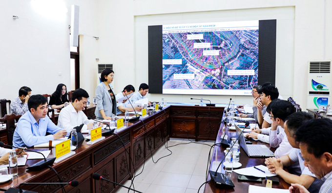 Toàn cảnh buổi họp bàn giải pháp xử lý sự cố sạt lở bờ sông đoạn từ K49+750 ÷ K49+800 đê hữu Cầu.